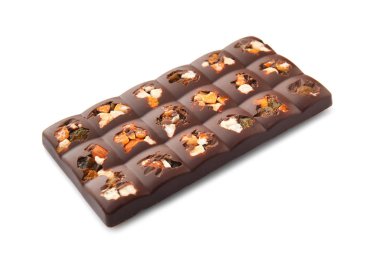 Şekerlenmiş meyve ve fındık beyaz arka plan üzerinde ile lezzetli sütlü çikolata