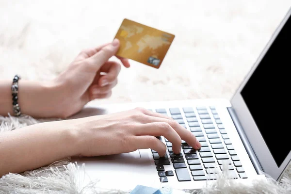 Junge Frau mit Kreditkarte online einkaufen zu Hause, Nahaufnahme — Stockfoto