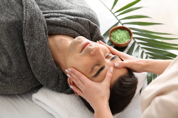 Man van de ontvangende gezicht massage in beautysalon — Stockfoto