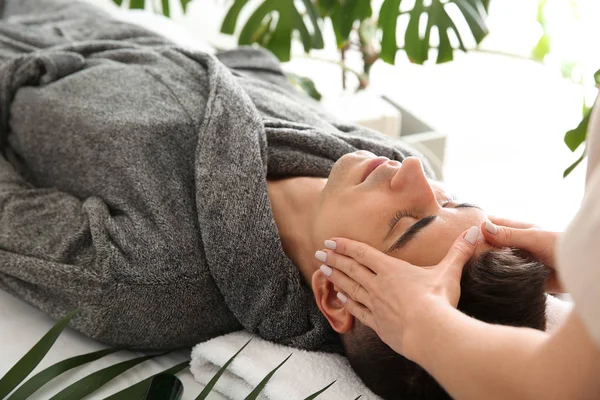 Homem recebendo massagem facial no salão de beleza — Fotografia de Stock