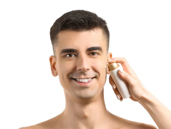 Vrouwelijke hand die serum op het gezicht van de mens tegen witte achtergrond toepast — Stockfoto