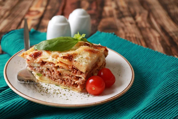 Chutné pečené lasagne na desce — Stock fotografie