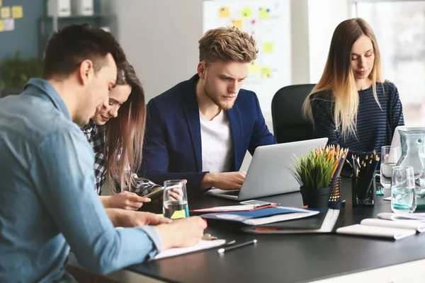 Jóvenes especialistas en TI que trabajan en oficinas modernas —  Fotos de Stock