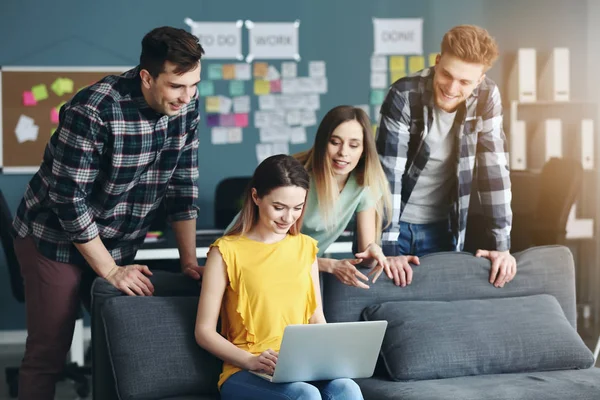 Jóvenes especialistas en TI que trabajan en oficinas modernas — Foto de Stock