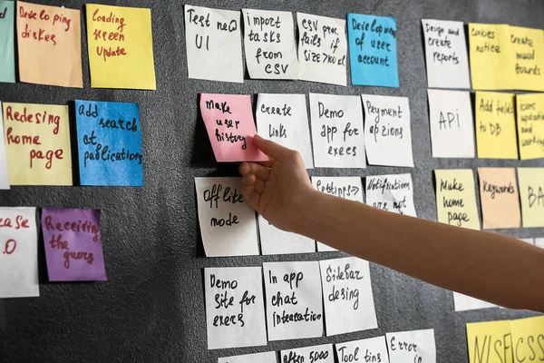 Joven mujer cerca de scrum tablero de tareas en la oficina — Foto de Stock