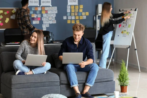 Jóvenes especialistas en TI que trabajan en oficinas modernas — Foto de Stock