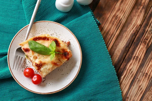 Lasagna coaptă gustoasă pe masă de lemn — Fotografie, imagine de stoc