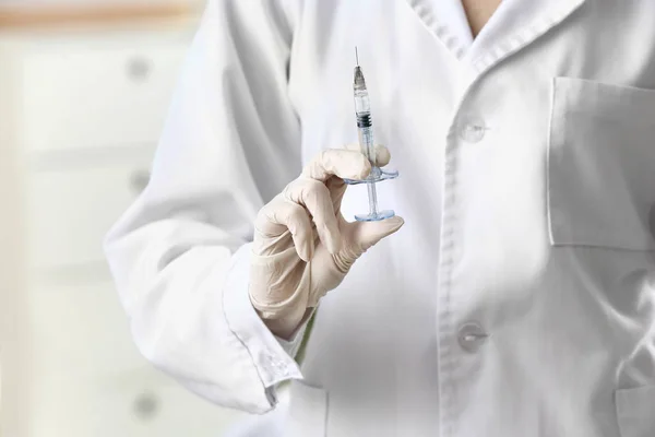 Cosmetologist holding syringe with filler, closeup — Stock Photo, Image