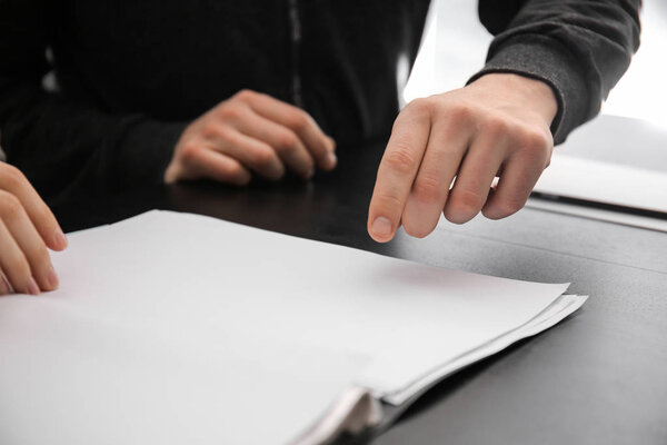 Коллеги сидят за столом во время деловой встречи в конференц-зале
