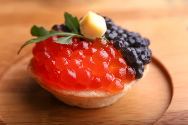 나무 보드, 근접 캐 비어 맛 있는 tartlet 배열 한다 — 스톡 사진