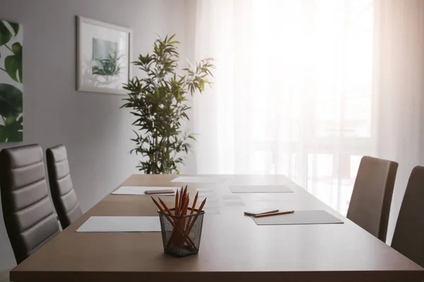 Table avec papeterie préparée pour une réunion d'affaires en salle de conférence — Photo