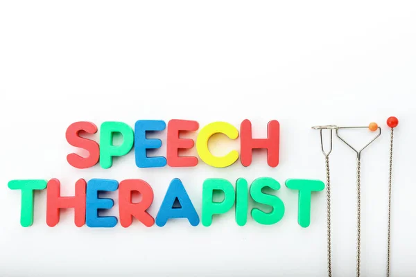Text SPEECH THERAPIST and tools on white background — Stock Photo, Image