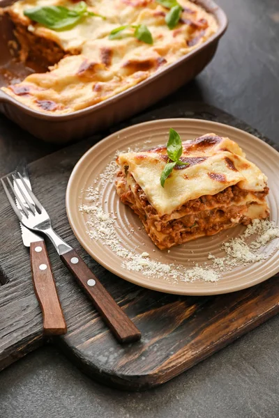 Gustose lasagne al forno su tavolo scuro — Foto Stock