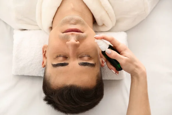 Man undergoing treatment with face serum in beauty salon — Stock Photo, Image