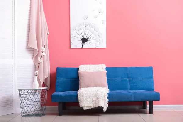 Stylové modré pohovce v interiéru obývacího pokoje — Stock fotografie