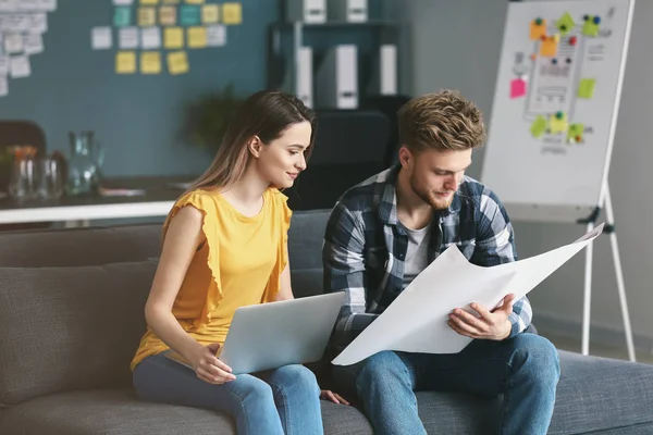 Jóvenes especialistas en TI que trabajan en oficinas modernas — Foto de Stock