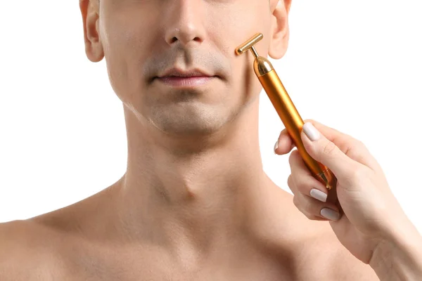 Uomo che riceve massaggio viso su sfondo bianco, primo piano — Foto Stock