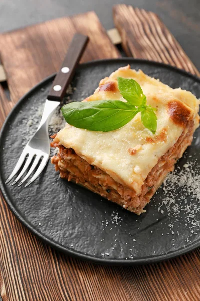 Leckere gebackene Lasagne auf Holzbrett, Nahaufnahme — Stockfoto