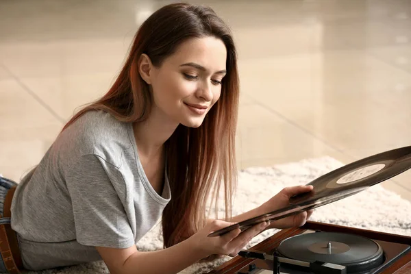 Young woman with old record player and vinyl discs at home — Stock Photo, Image