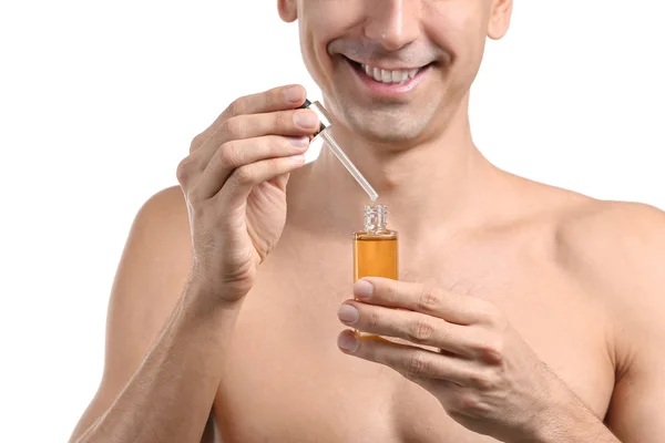 Stilig man med face serum på vit bakgrund — Stockfoto