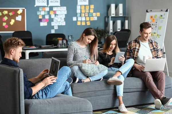 Jeunes informaticiens travaillant dans un bureau moderne — Photo