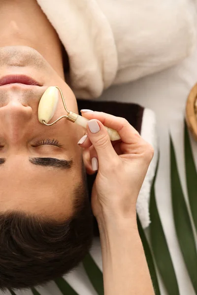 Hombre recibiendo masaje facial en salón de belleza —  Fotos de Stock