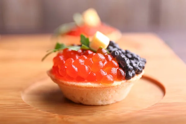 나무 보드, 근접 캐 비어 맛 있는 tartlet 배열 한다 — 스톡 사진