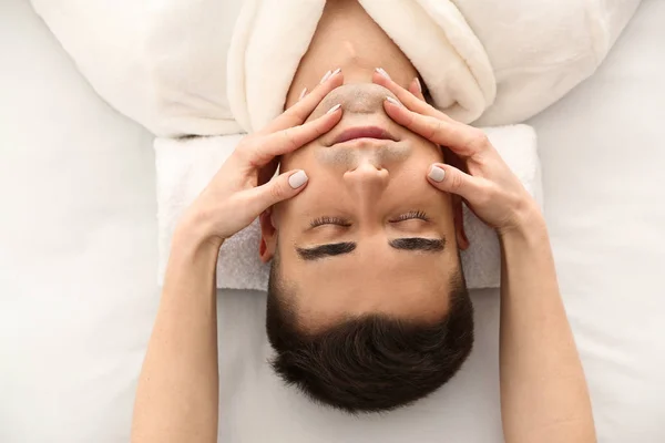 Homem recebendo massagem facial no salão de beleza — Fotografia de Stock