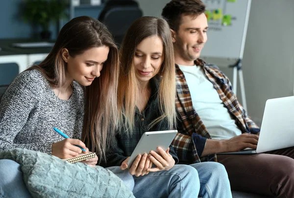 Giovani specialisti IT che lavorano in uffici moderni — Foto Stock