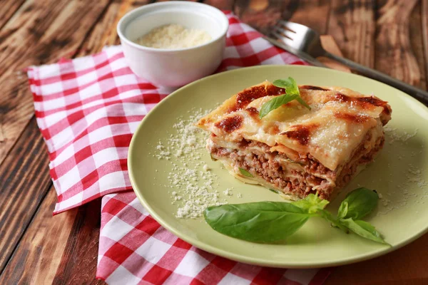 Deliziose lasagne al forno sul tavolo di legno — Foto Stock