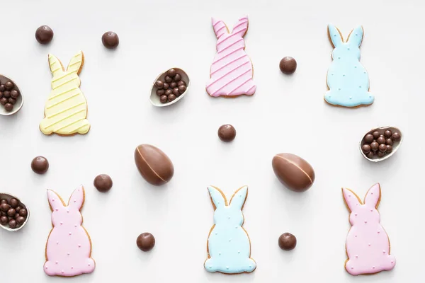Biscoitos de Páscoa com doces de chocolate no fundo branco — Fotografia de Stock