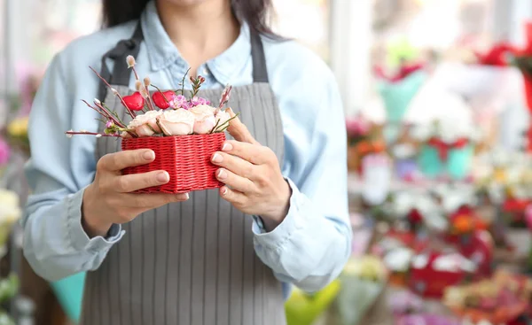 Proprietario femminile con bellissimi fiori nel negozio — Foto Stock