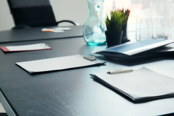 Table prepared for business meeting in conference hall — Stock Photo, Image