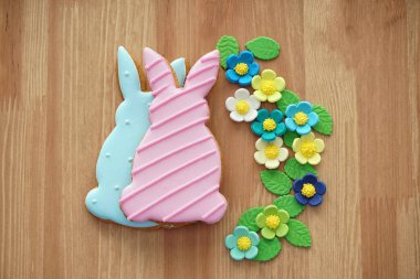 Ahşap masa lezzetli Paskalya kurabiyeleri