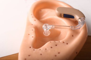 İşitme cihazı ve tablo, closeup kulak modeli