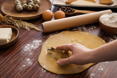 Ahşap masa lezzetli Paskalya çerezleri pişirme kadın