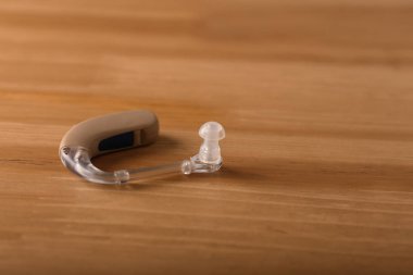 İşitme cihazı ahşap tablo