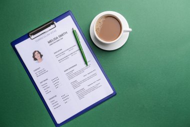 İşi devam ettirin fincan kahve renkli arka plan üzerinde ile