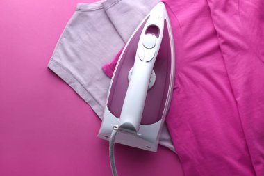 Temiz elbise renkli arka plan ile demir