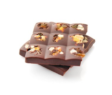 Şekerlenmiş meyve ve fındık beyaz arka plan üzerinde ile lezzetli sütlü çikolata