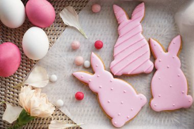 Hasır tepsi üzerinde şeker ve yumurta ile lezzetli Paskalya Kurabiyeleri