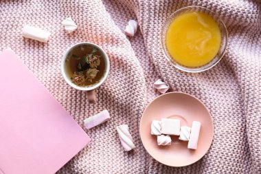 Tatlım, tatlılar ve ekose kitap ile çay