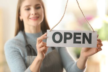 Güzel kadın sahibi ile açma çiçekçide imzala, görüntülemek camdan