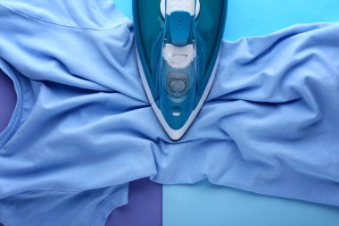 Temiz elbise renkli arka plan ile demir