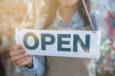 Güzel kadın sahibi ile açma çiçekçide imzala, görüntülemek camdan