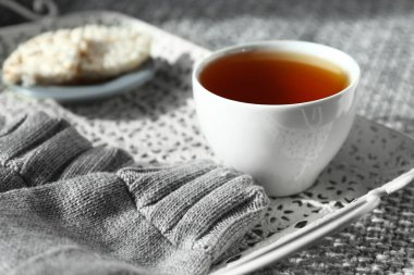 Fincan çay tepsisi üzerinde