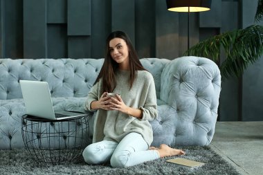 Güzel genç bayan evde dinleniyor.