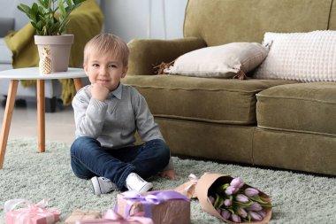 Hediyeler ve çiçekler için annesi evde küçük çocuk. 8 Mart kutlama