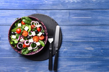 Ahşap masa üzerinde beyaz peynir ile sağlıklı salata