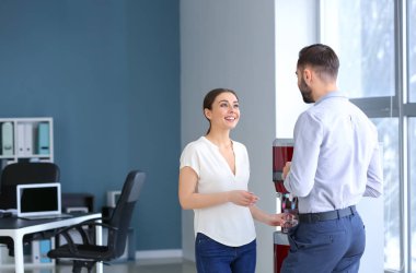 Soğutucu ofiste iş arkadaşları içme suyu